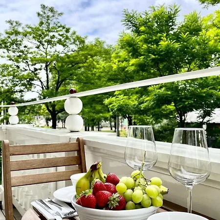 New Stylish 1 Bedroom Apt W/ 2 Balconies In Centrum *