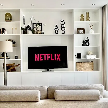 New Stylish 1 Bedroom W/ 2 Balconies In Centrum